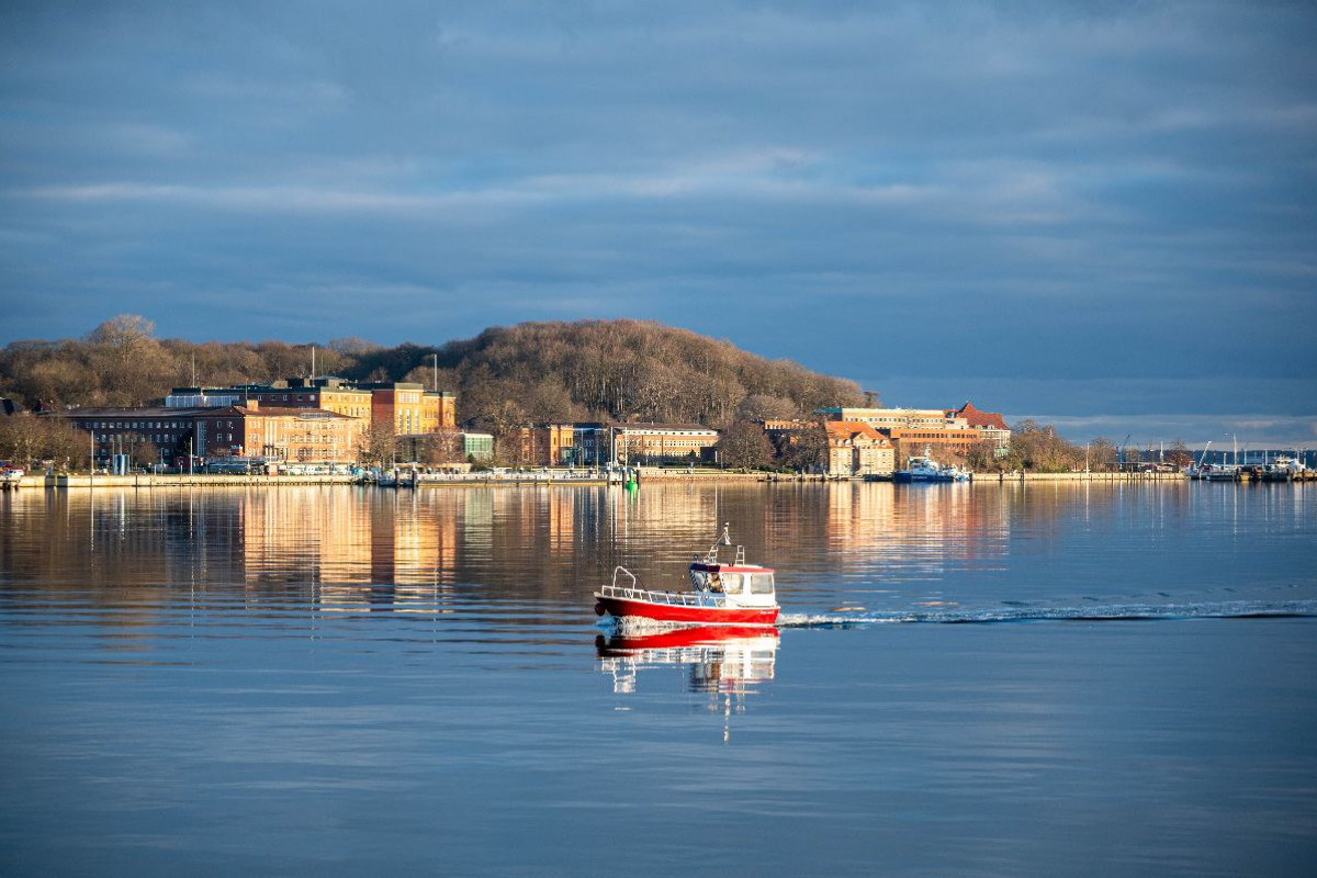 Kieler Landtag über die Förde gesehen