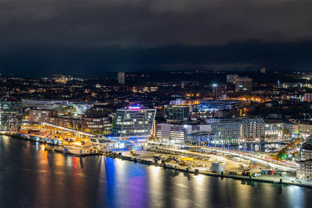 Bootshafen von oben – funkelnde Lichter im Dunkeln