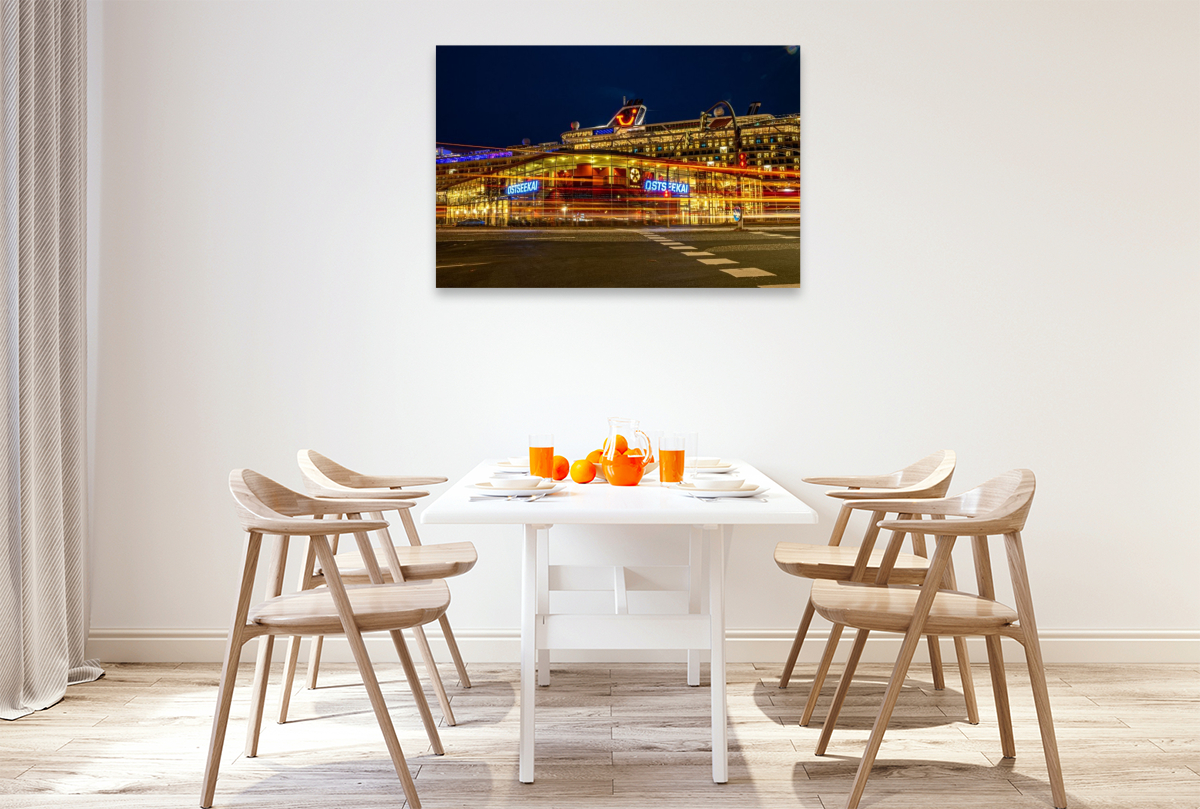 Ostseekai im Dunkeln – Lichtspuren am Cruise Terminal