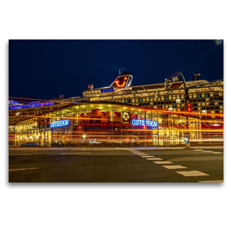 Ostseekai im Dunkeln – Lichtspuren am Cruise Terminal