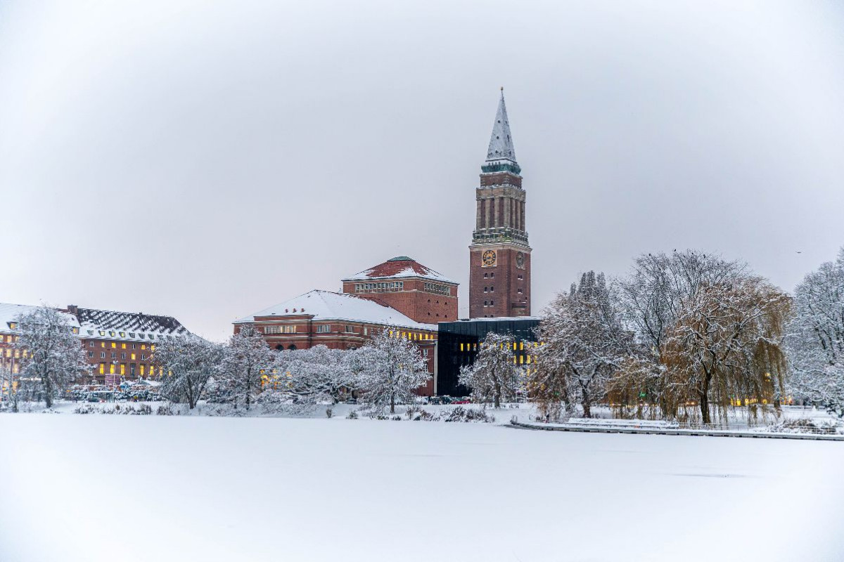 Das historische Rathaus Kiel im Wandel der Jahreszeiten