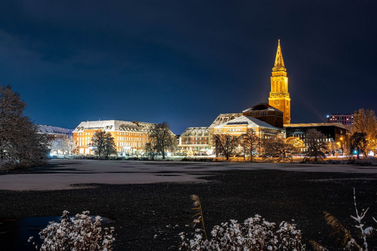 Kieler Rathaus im Schnee, gesehen über den Kleinen Kiel