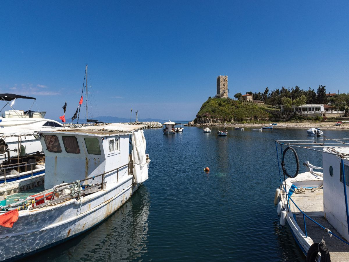 Hafen und byzantinischer Turm von Nea Fokea