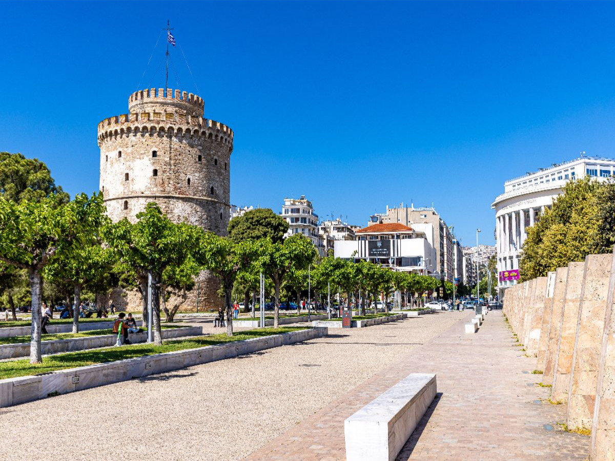 Weißer Turm von Thessaloniki mit Blick auf moderne Stadtstruktur