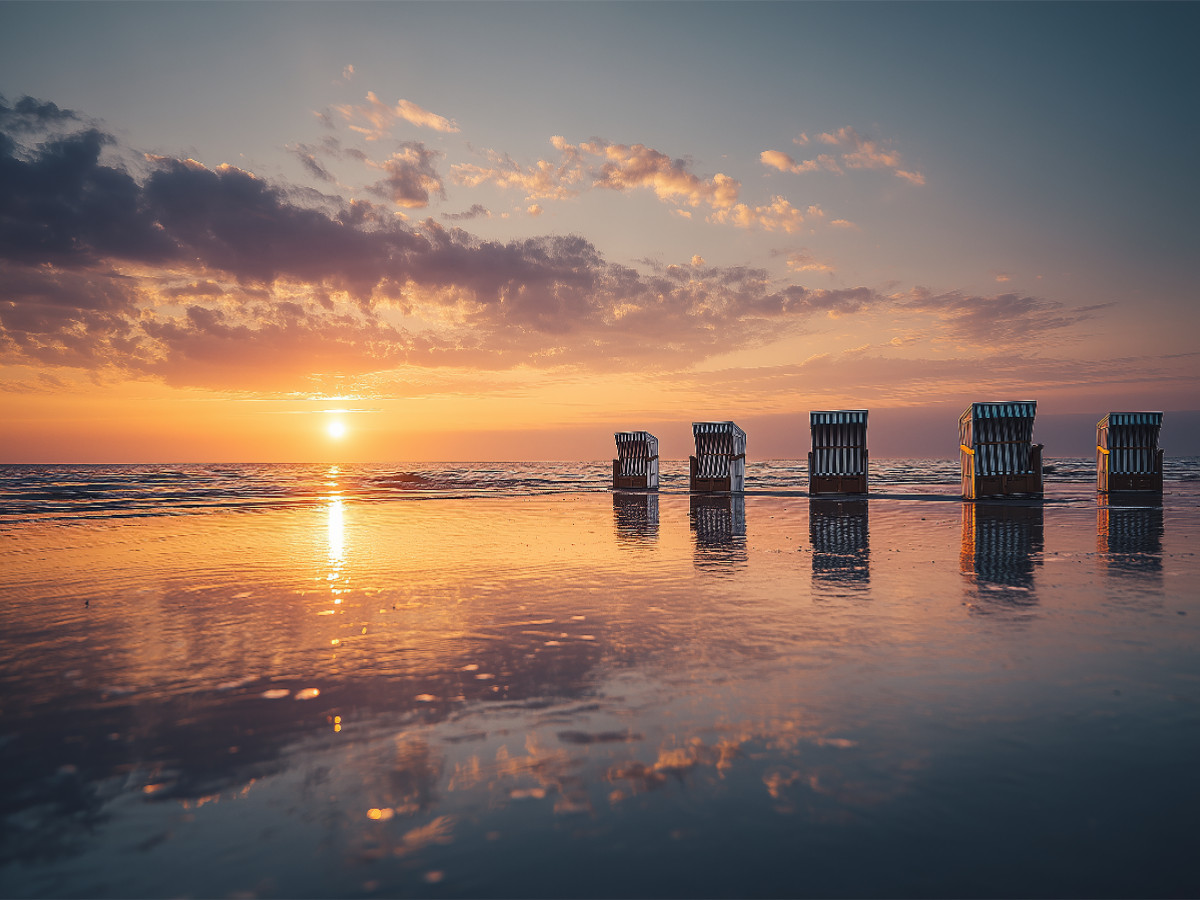 Endlich barfuß durchs Leben, der Sommer küsst die Küste wach
