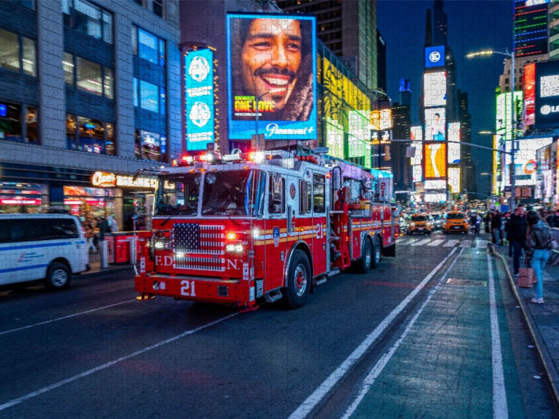 Nachts am Times Square — Blaulicht in der Lichterflut