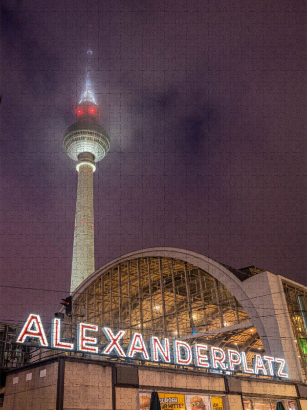 Alexanderplatz bei Nacht — Turm & Schriftzug