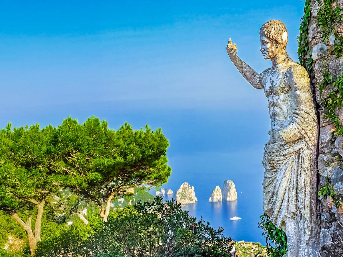 Kaiser Augustus mit Blick auf die Fariglioni Felsen