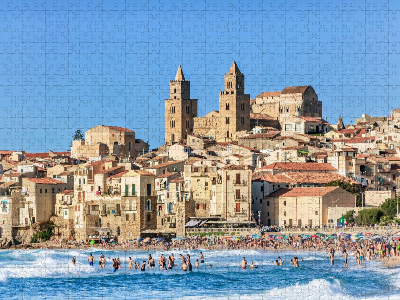 Cefalù mit der normannischen Kathedrale in Sizilien