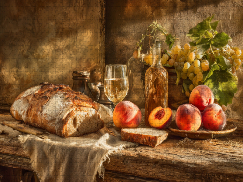 Sommerküche auf Holztisch, duftendes Brot, Früchte und ein Glas im Abendlicht