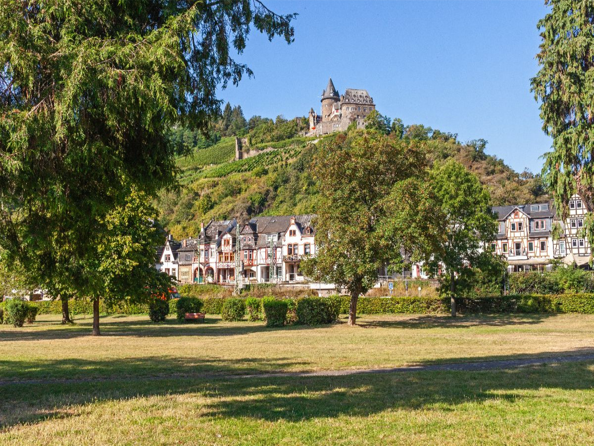 Das romantische Bacharach am Rhein mit der Burg Stahleck
