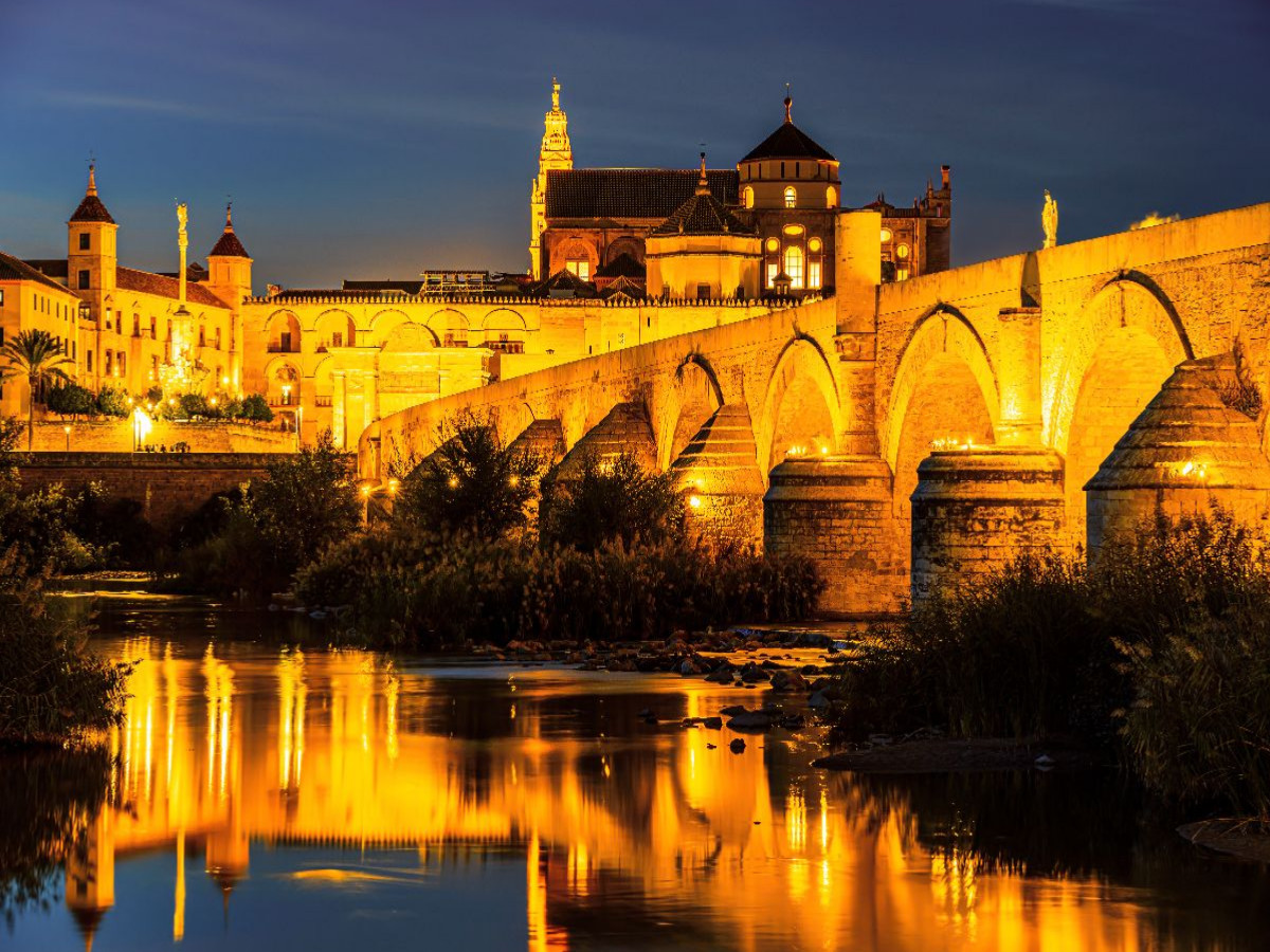 Puente Romano mit Blick auf die Mezquita-Kathedrale in Córdoba, Spanien