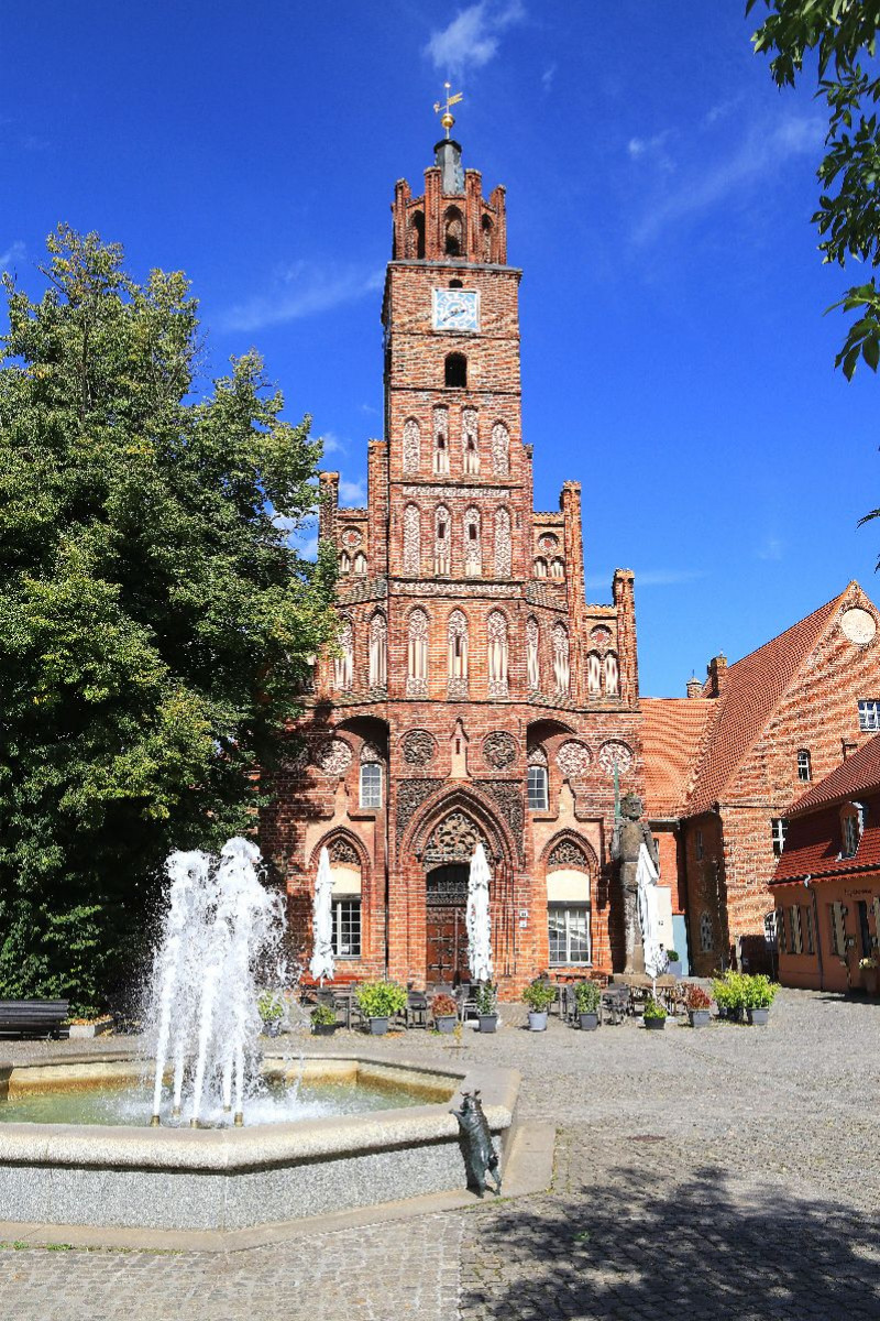 Brandenburg an der Havel, das Altstädtische Rathaus mit Roland