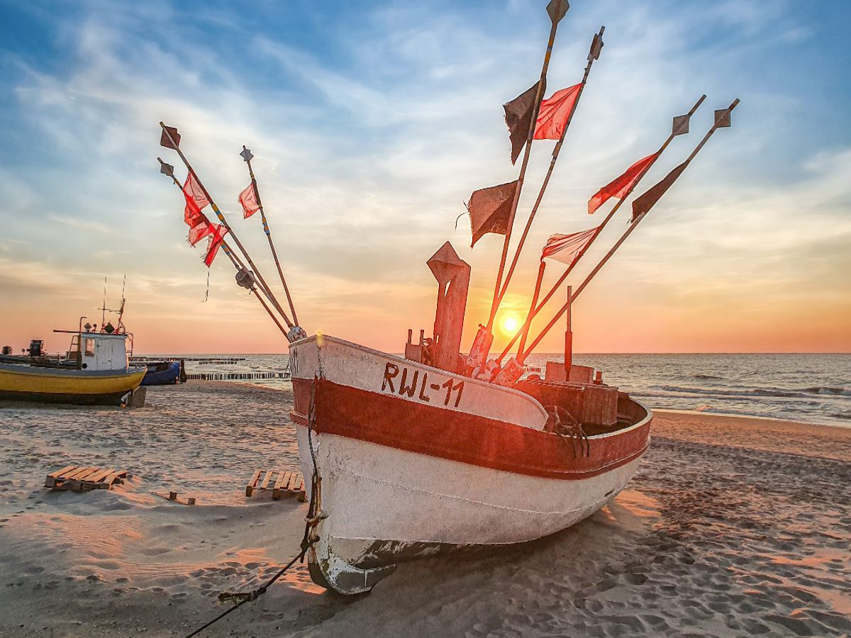 Fischerboot im Sonnenuntergang