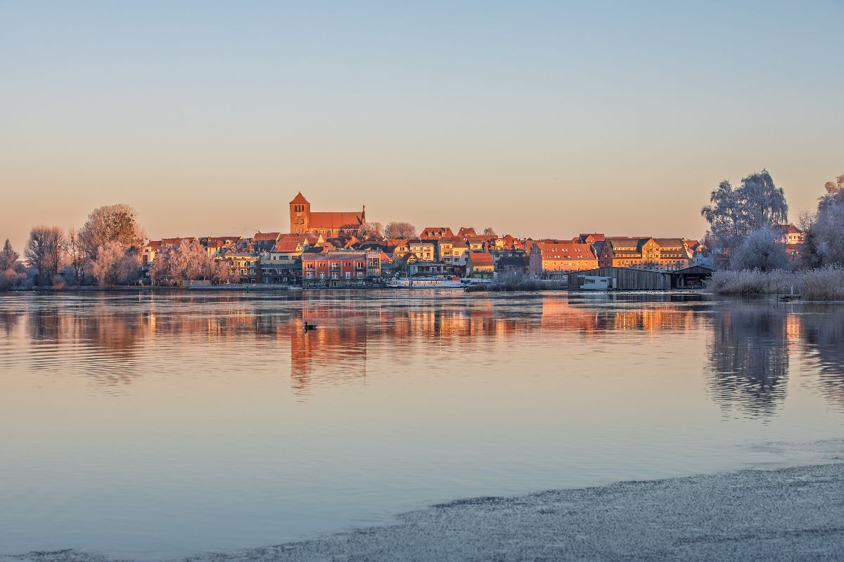 Waren Müritz Altstadt im Frost mit Georgenkirche