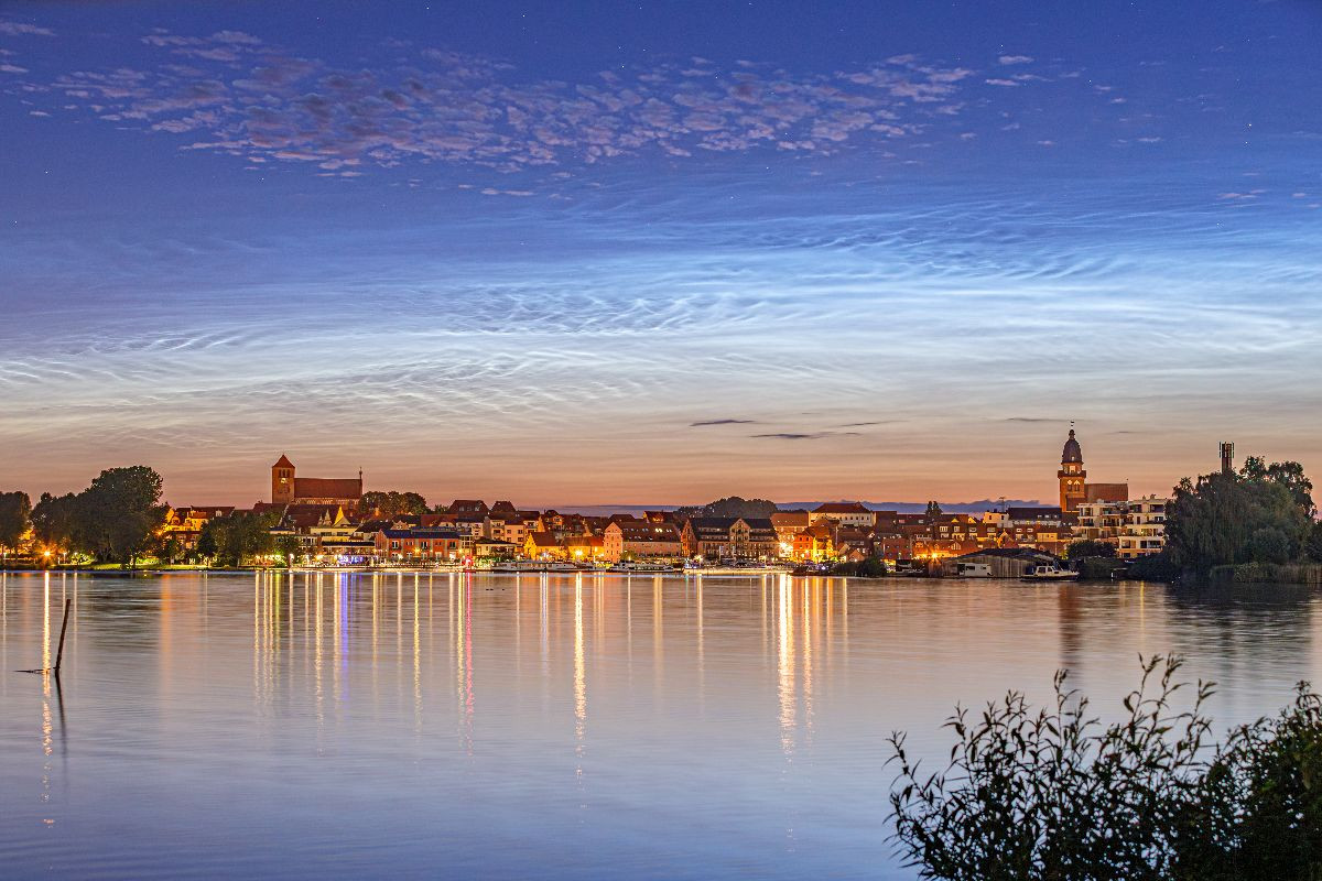 Leuchtende Nachtwolken über Waren Müritz