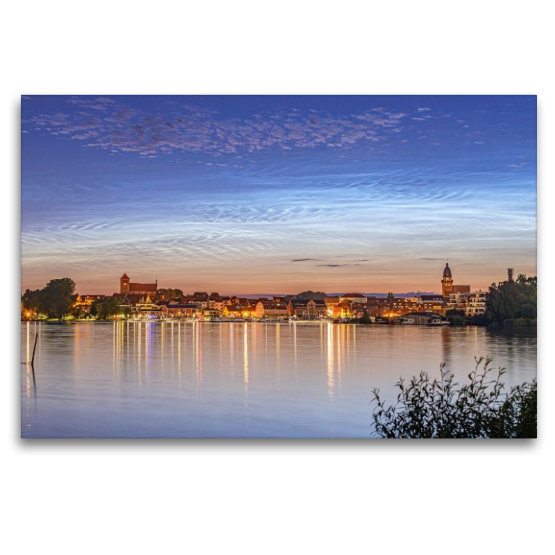 Leuchtende Nachtwolken über Waren Müritz