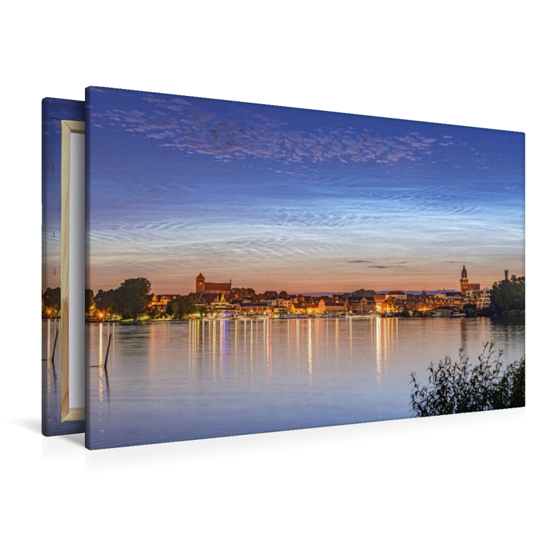 Leuchtende Nachtwolken über Waren Müritz