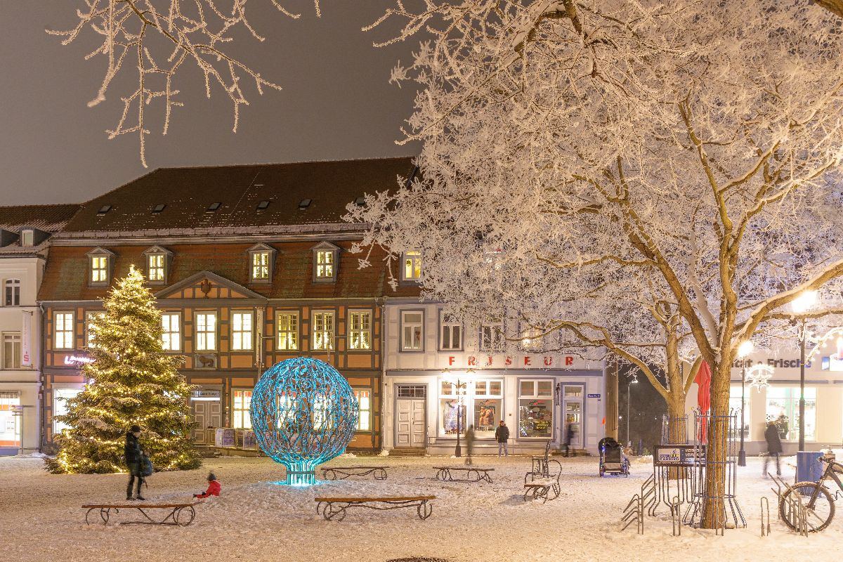 Marktplatz Waren Müritz im Winter mit Weihnachtsbeleuchtung