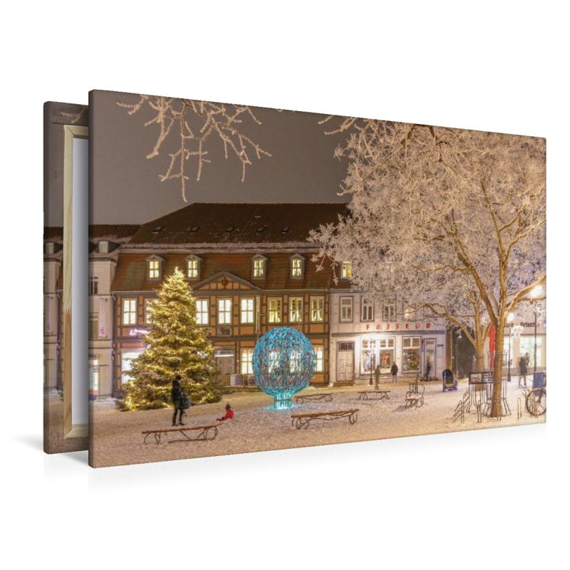 Marktplatz Waren Müritz im Winter mit Weihnachtsbeleuchtung