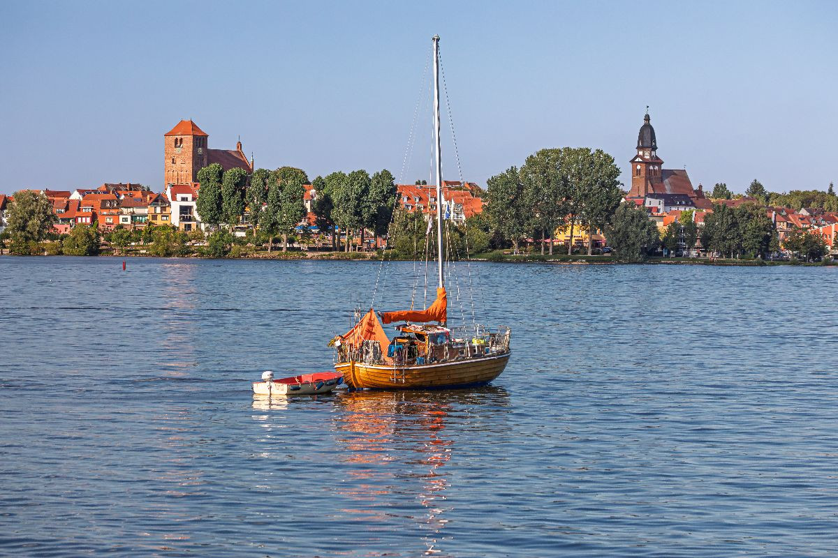 Historisches Segelboot vor der Altstadt von Waren Müritz