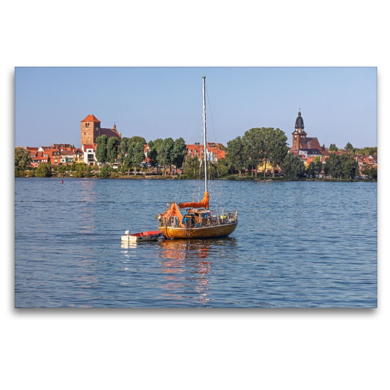 Historisches Segelboot vor der Altstadt von Waren Müritz