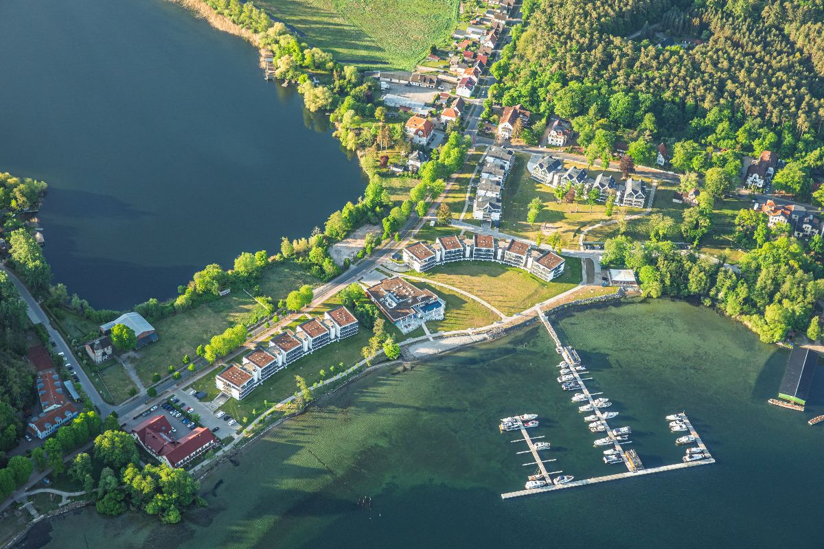 MareMüritz mit dem Jachthafen am Müritzufer vom Heißluftballon aus