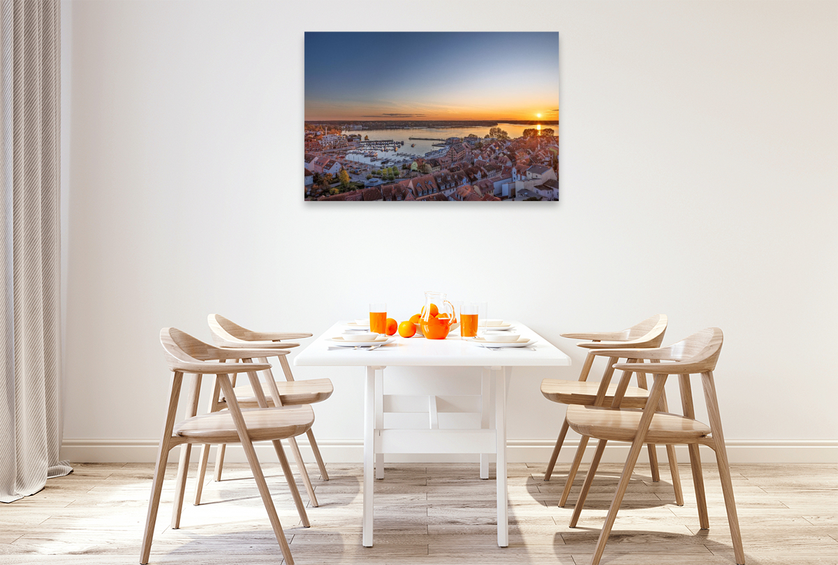 Blick vom Turm der Marienkirche auf die Altstadt, den Stadthafen und die Müritz beim Sonnenuntergang