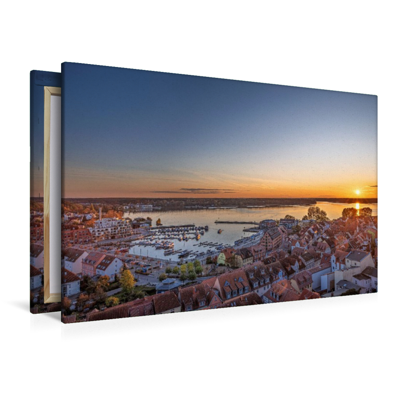 Blick vom Turm der Marienkirche auf die Altstadt, den Stadthafen und die Müritz beim Sonnenuntergang