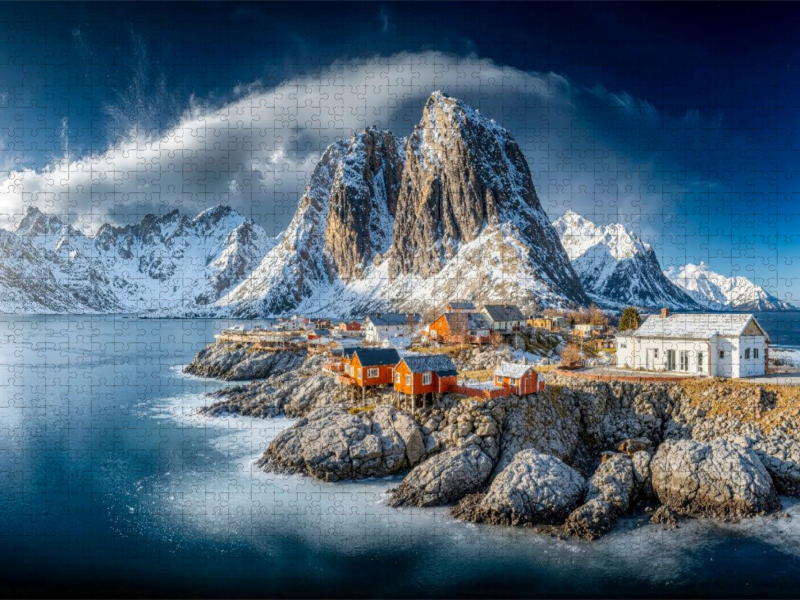 Leknes - vor der Kulisse hoch aufragender Berge und salzweißer Strände