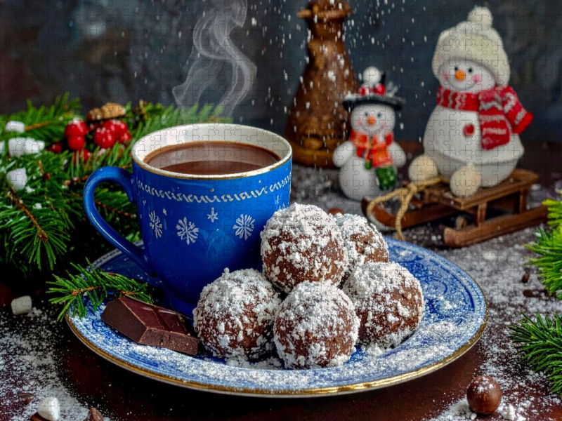 Schokoladen Schneebälle mit einer Tasse Trinkschokolade
