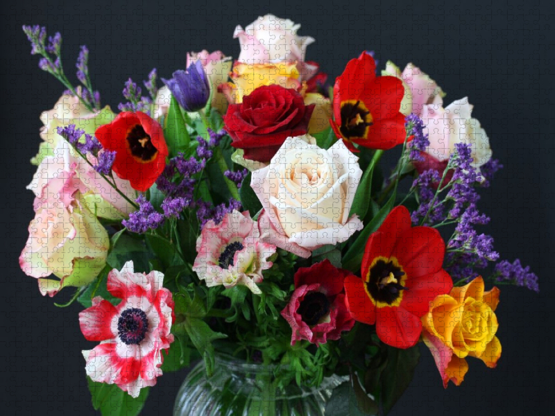 Blumenstrauß mit Anemonen, Tulpen und Rosen