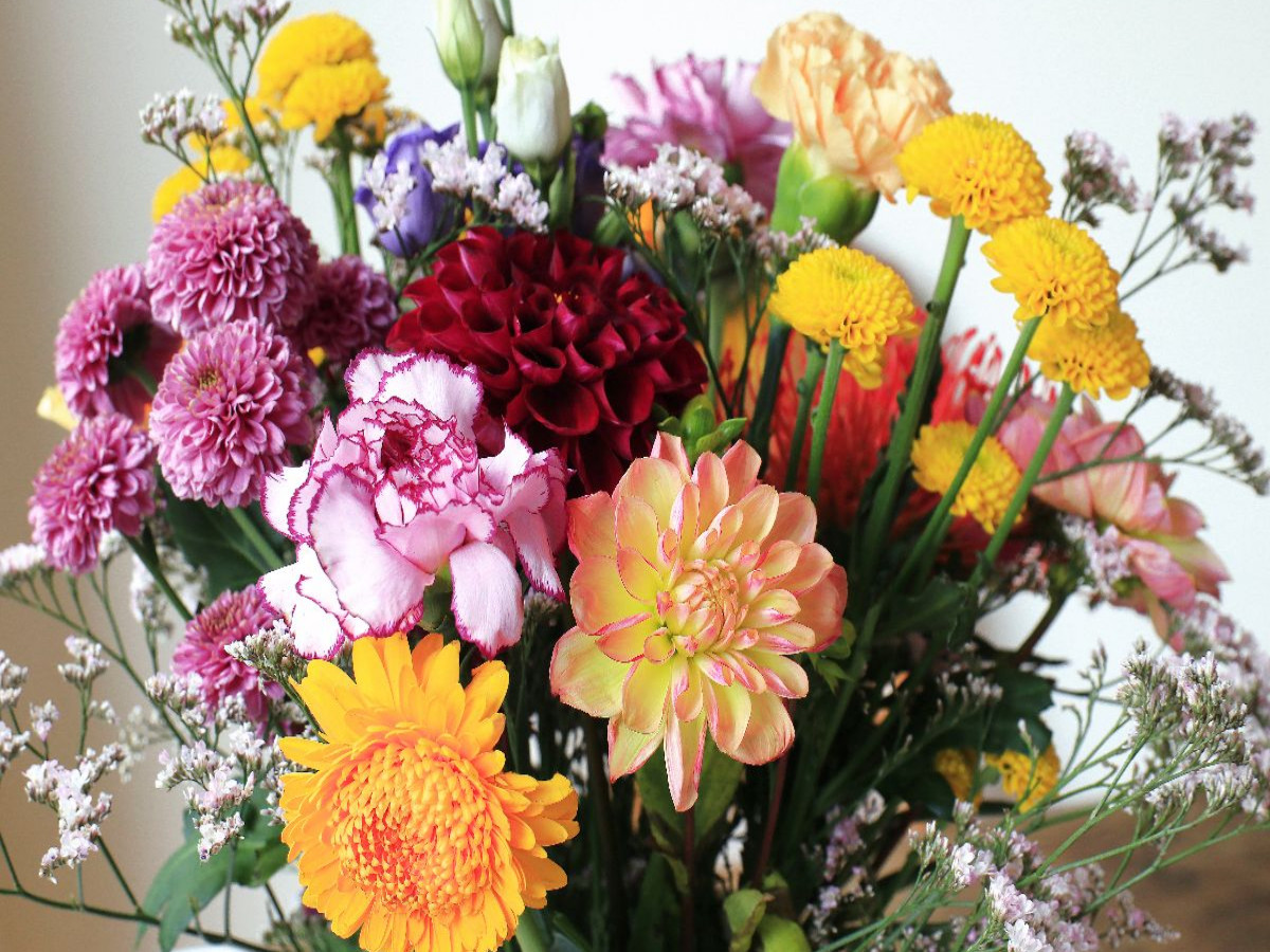 Blumenstrauß mit Chrysanthemen, Nelken, Dahlien und Gerbera