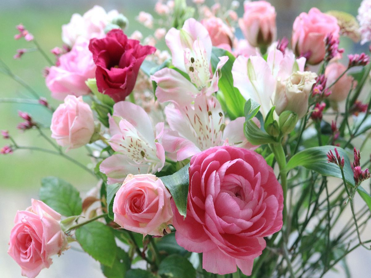 Blumenstrauß mit Rosen, Ranunkel und Inkalilien