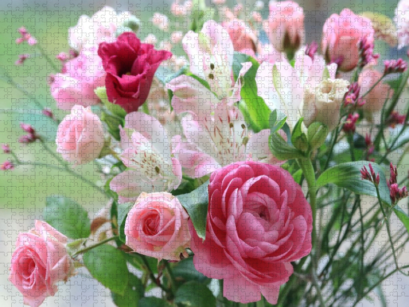 Blumenstrauß mit Rosen, Ranunkel und Inkalilien