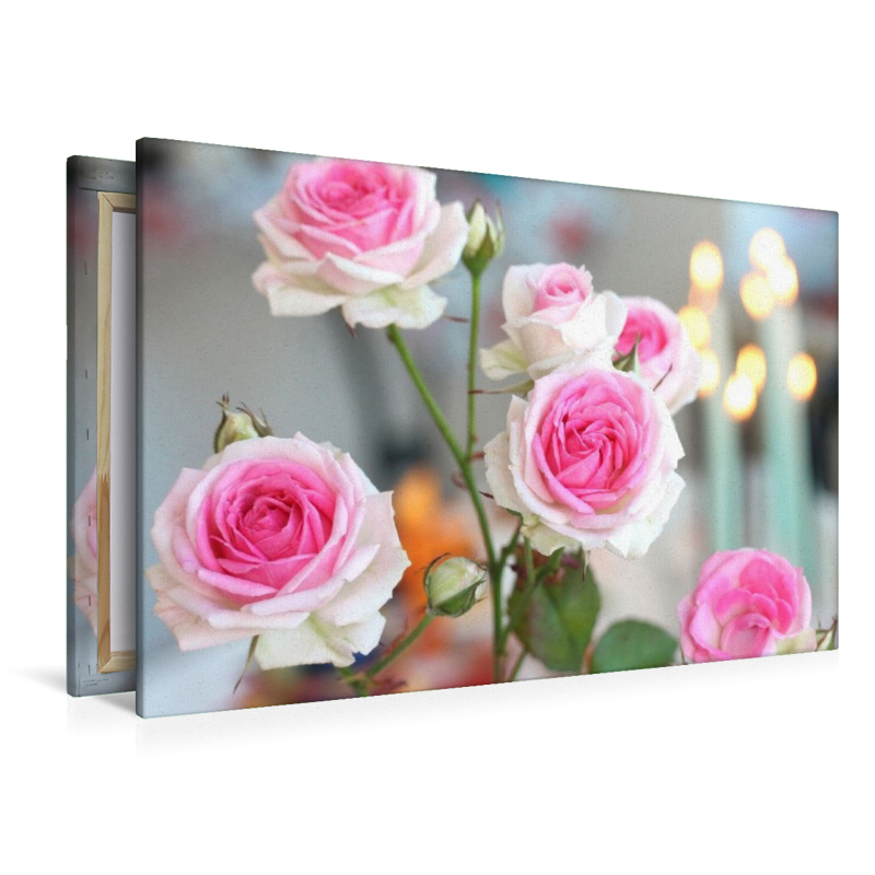 Rosa Rosen mit brennenden Kerzen im Hintergrund