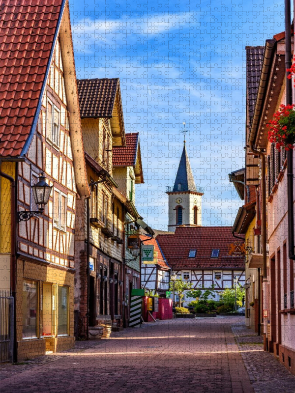 Historische Bürgerhäuser in der Burgstraße mit Turm der evangelischen Kirche, Lindenfels im Odenwald in Hessen