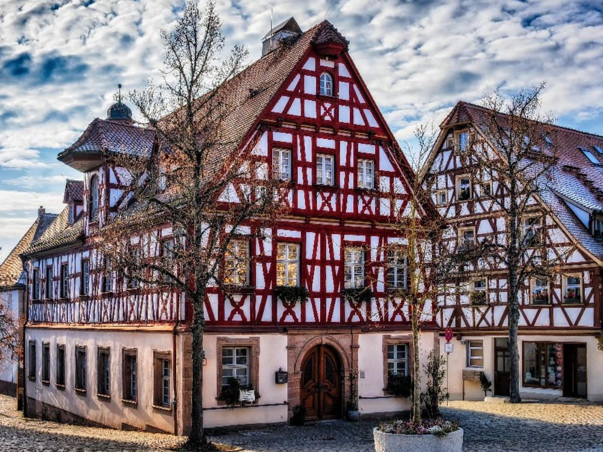 Altes Rathaus - Nord-/Ostseite am Marktplatz in Herzogenaurach, Bayern
