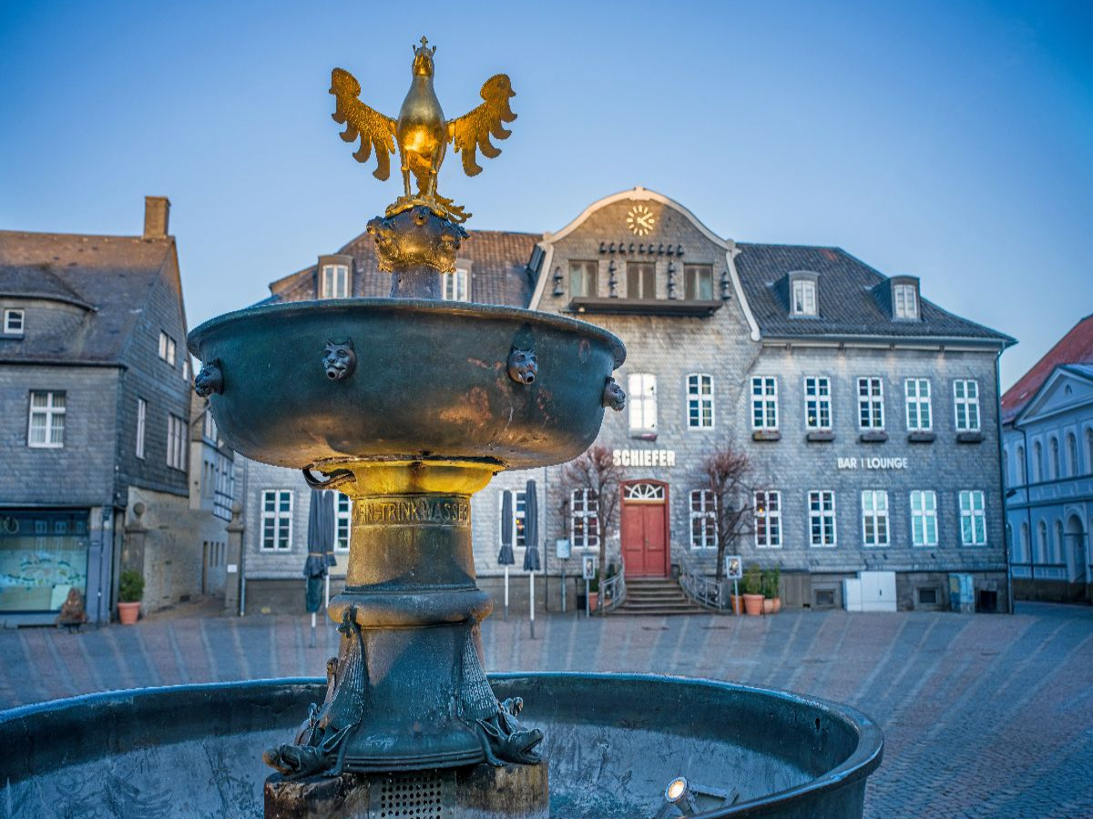 Goslar - Marktbrunnen und Goldener Adler