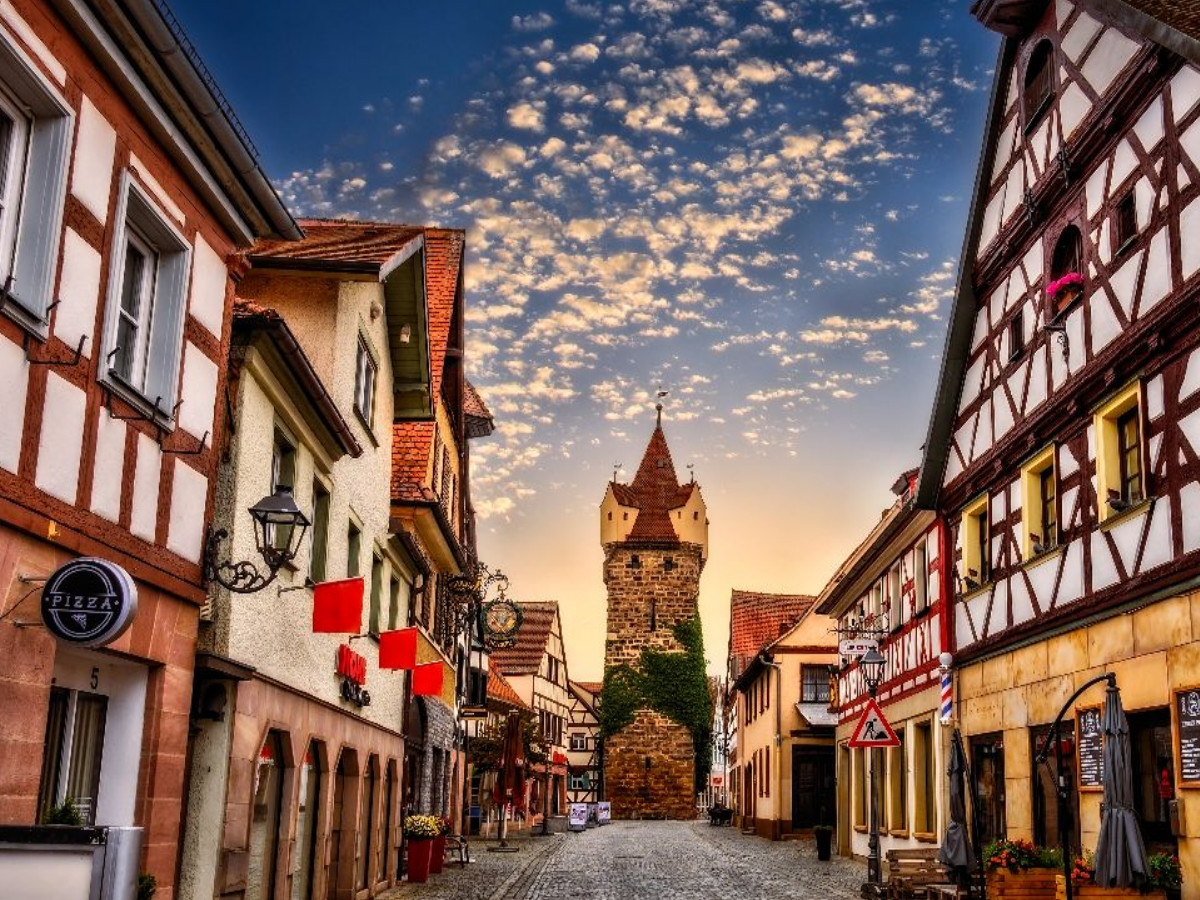 Hauptstraße mit historischen Häusern und Fehnturm in Herzogenaurach, Bayern