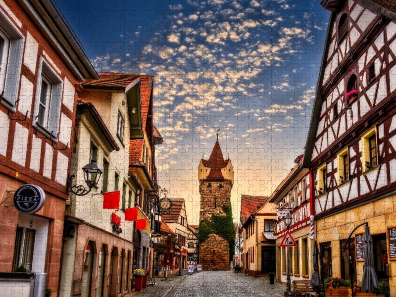 Hauptstraße mit historischen Häusern und Fehnturm in Herzogenaurach, Bayern