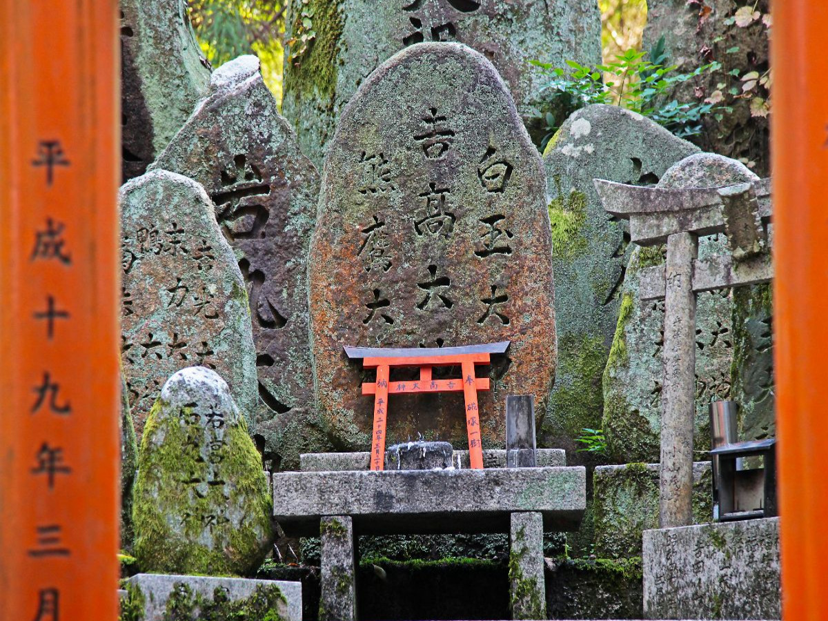 Kleine Schreine und Steindenkmäler
