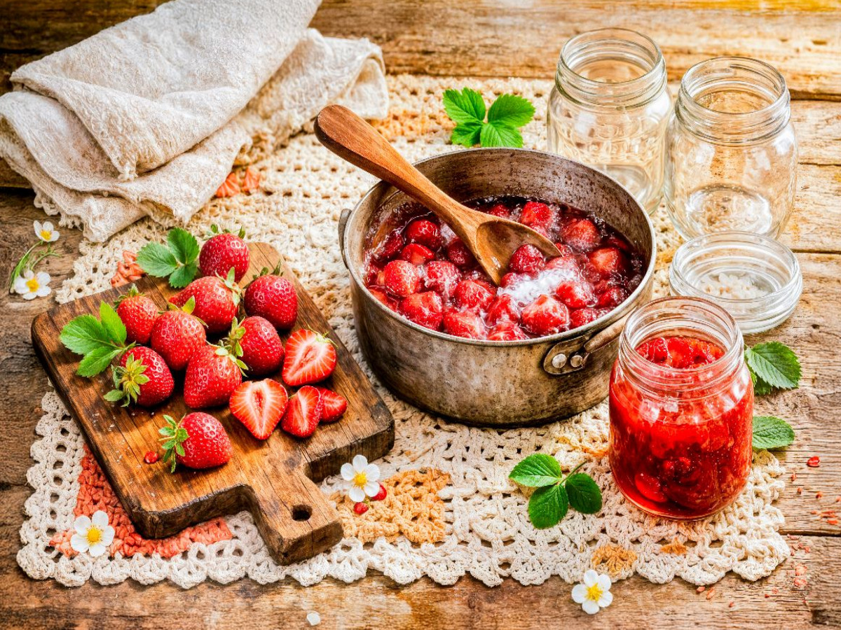 Selbstgemachte Erdbeermarmelade im nostalgischen Kochtopf