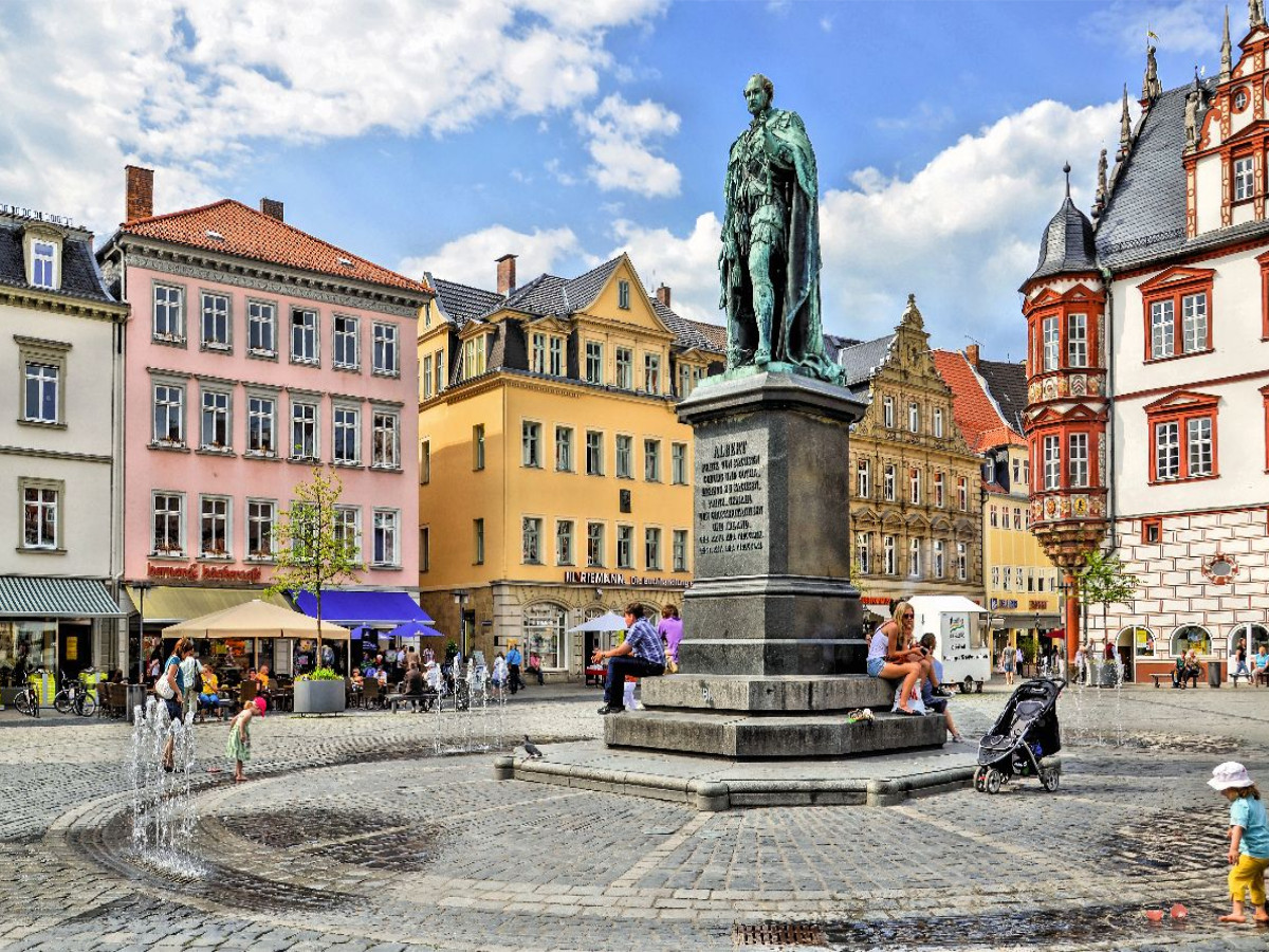 Der Marktplatz in Coburg mit dem Prinz Albert Denkmal, Oberfranken, Bayern