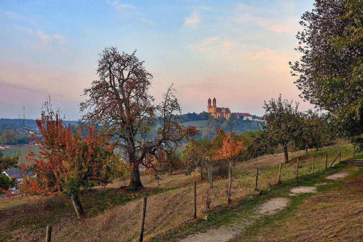 Die Wallfahrtskirche in Ellwangen im Sonnenuntergang, Baden-Württemberg, Deutschland