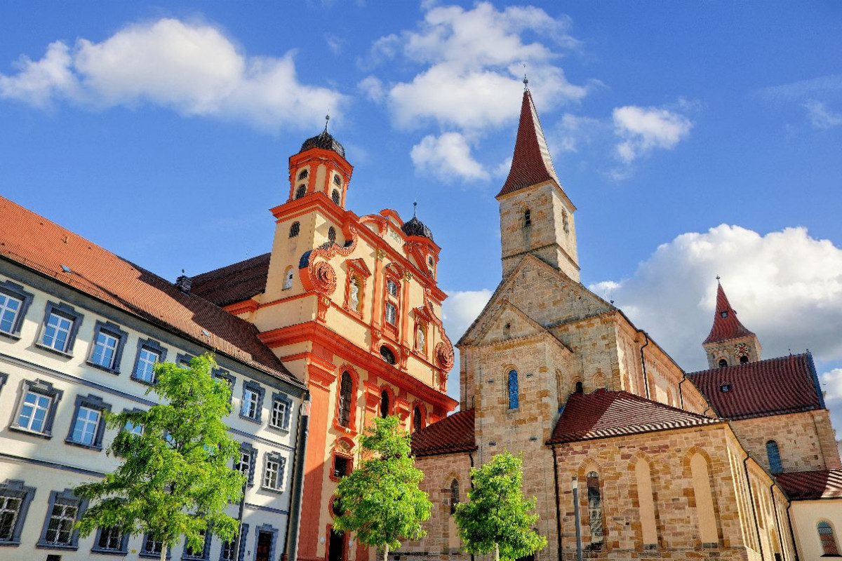 Die barocke Stadtkirche Ellwangen neben der Basilika St. Vitus in Ellwangen, Baden-Würtemberg