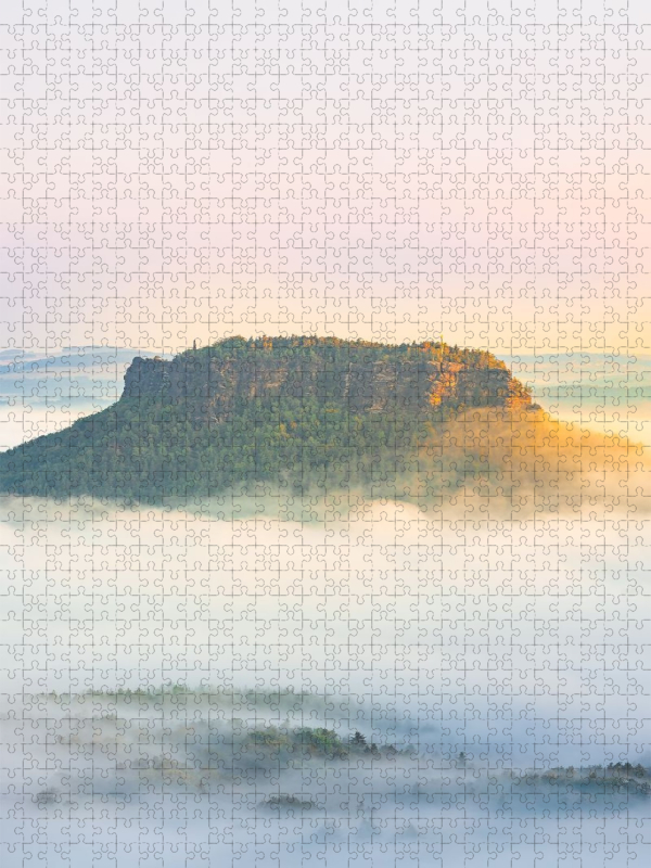 Der Lilienstein im Morgendlichem Sonnenaufgangsnebel