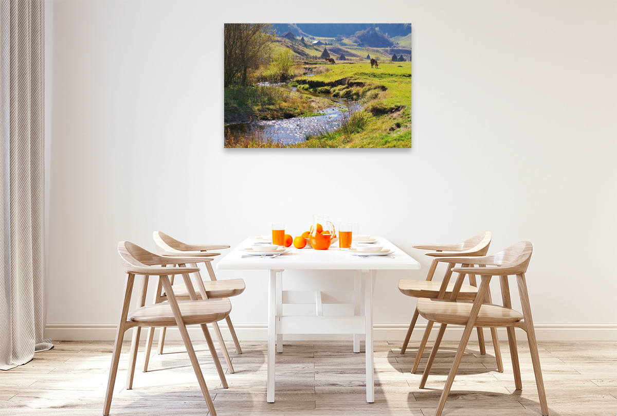 Sanft schlängelt sich das Wasser durch die Landschaft