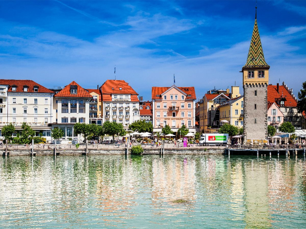 Stadtzentrum an der Uferpromenade von Lindau,Bodensee,Allgäu,Deutschland