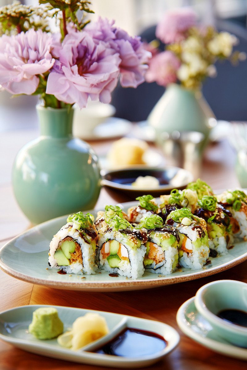 California Roll Sushi Bild mit Blumenarrangement